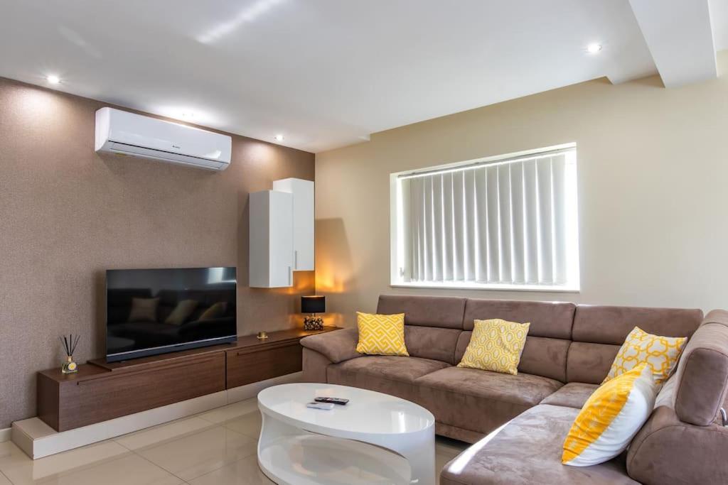 Modern 3 Bedroom Apartment Close To Paceville And Beach Is-Swieqi Ngoại thất bức ảnh